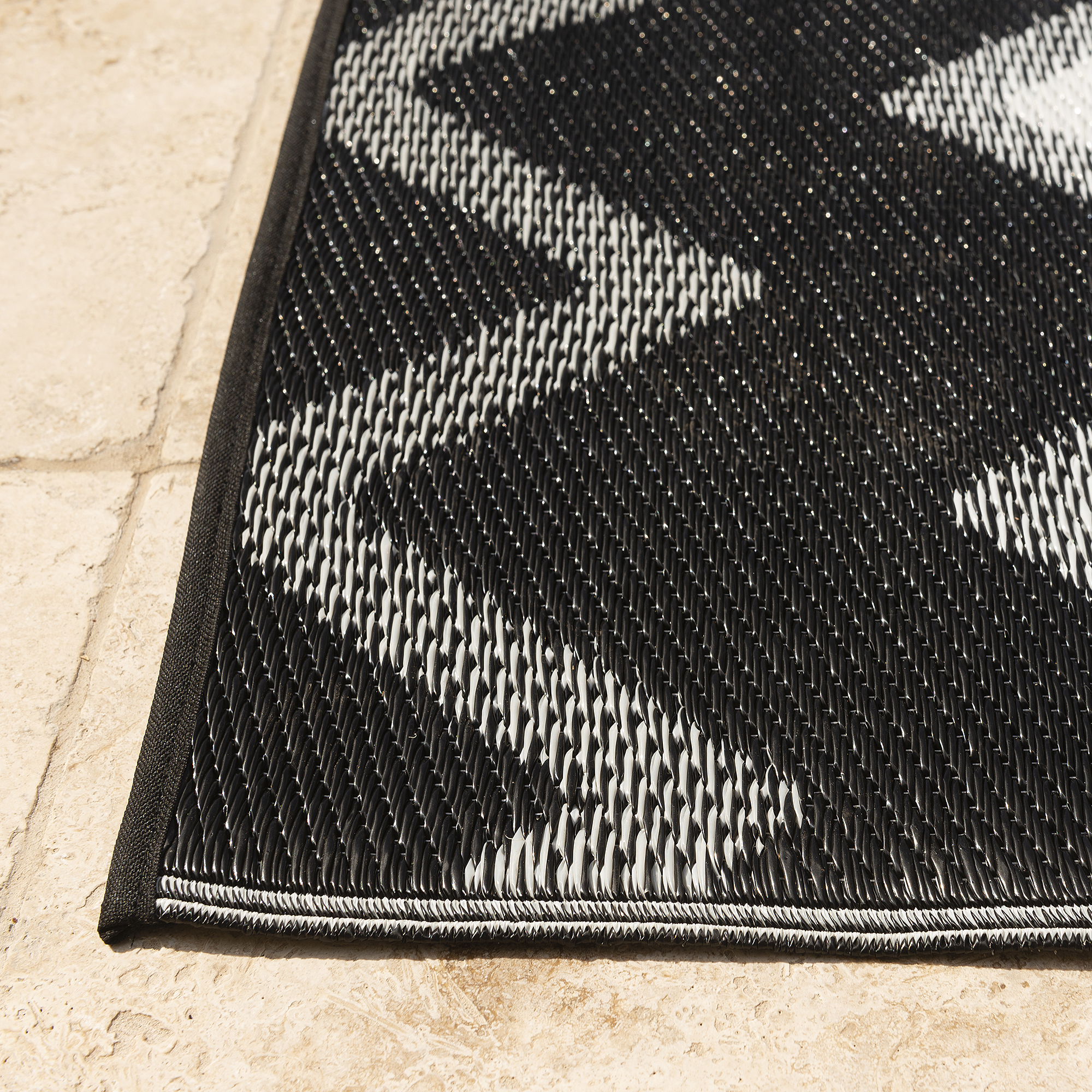 150x220cm Black/White Outdoor Alfresco Polypropylene Washable UV-resistant Rug - OUT150W