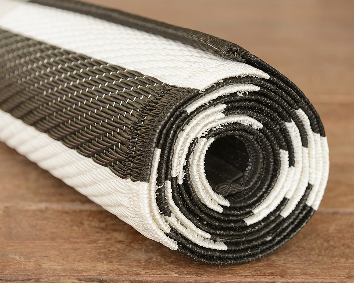 150x220cm Black/White Lines Outdoor Alfresco polypropylene washable uv resistant rug