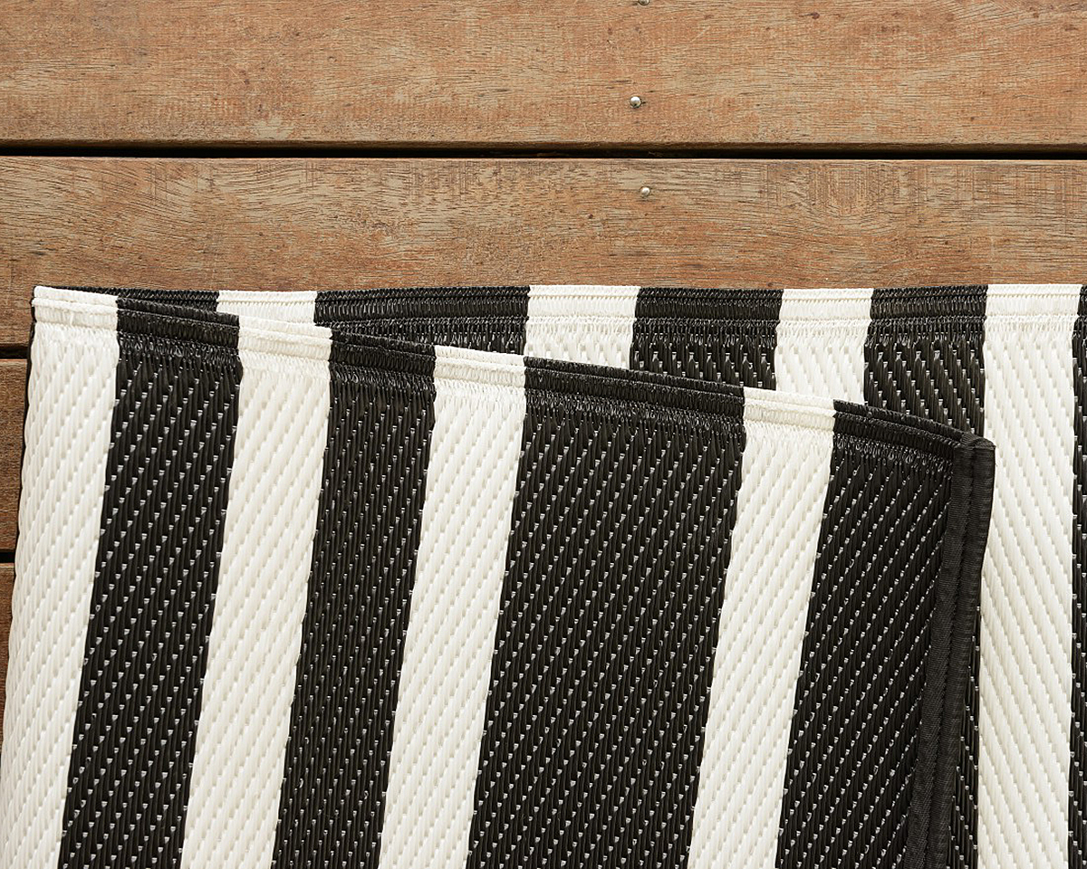 150x220cm Black/White Lines Outdoor Alfresco polypropylene washable uv resistant rug